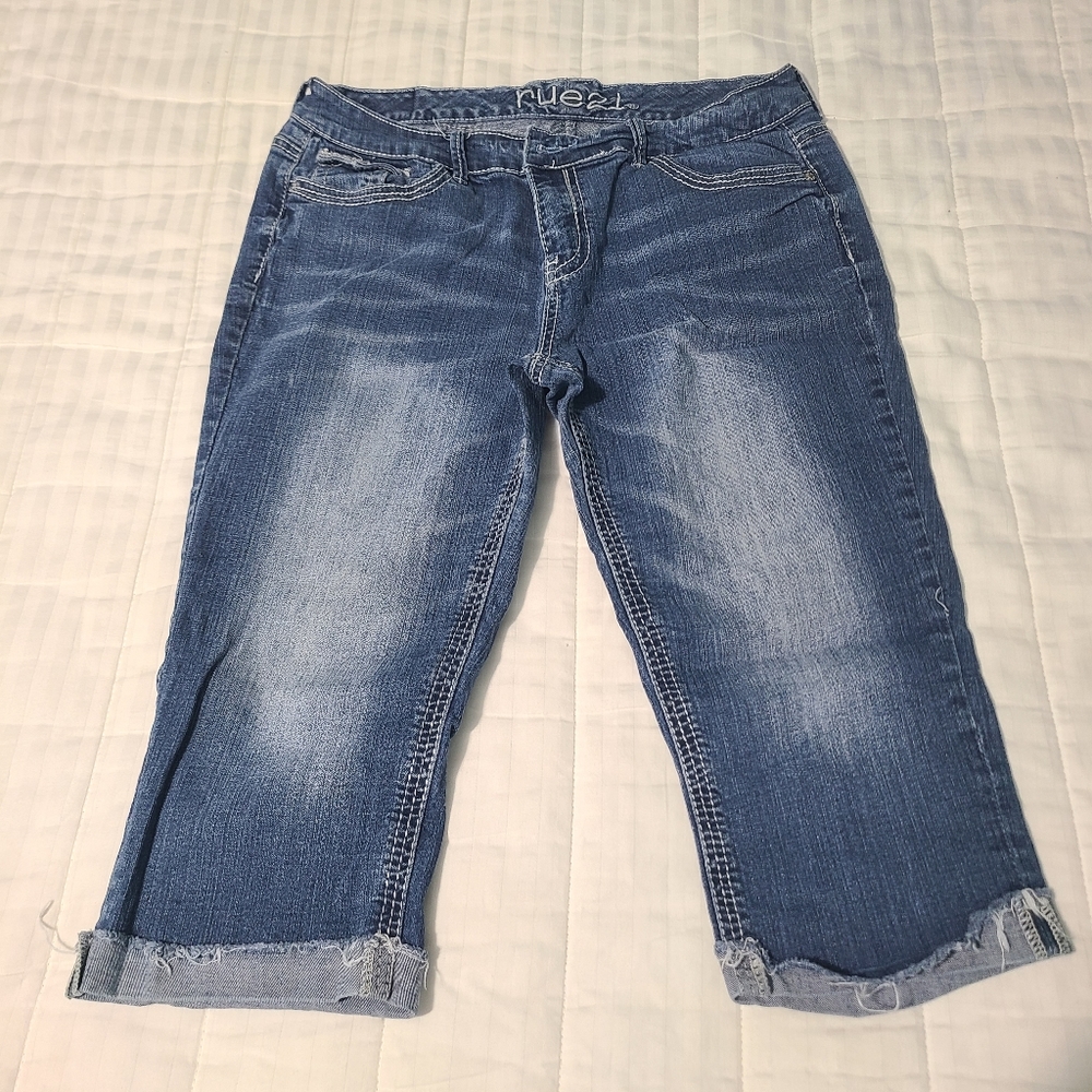 Rue21 Jean Capris Curvy 15/16 Crops